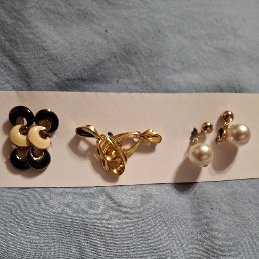 Vintage Clip On Elegant Gold and Pearl Earring Set Of 3 (Ear054)